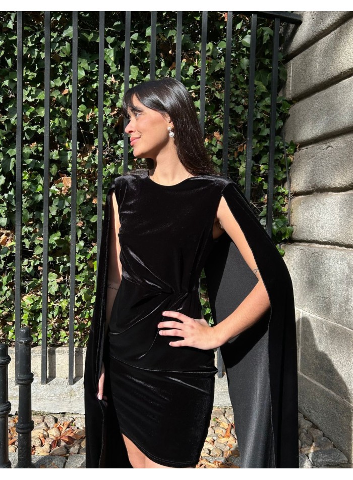 Vestido corto de fiesta con manga capa de terciopelo