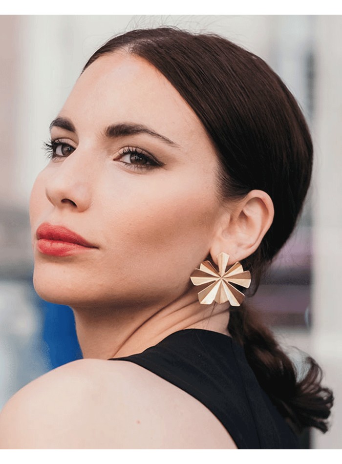 Pendientes en forma de hoja dorados para invitadas