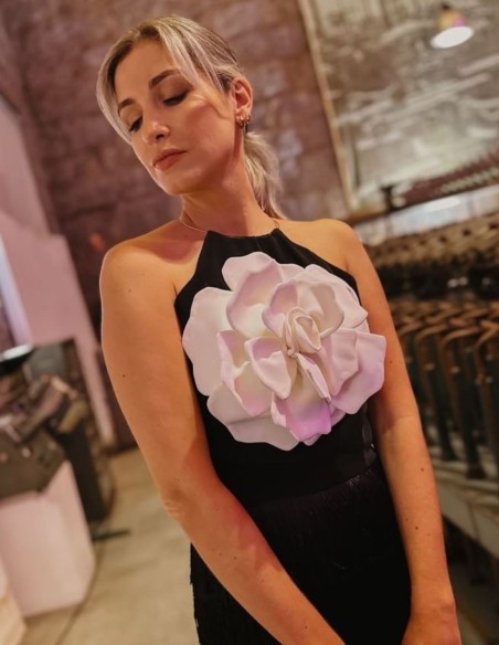 Top de fiesta negro crop con maxi flor al centro