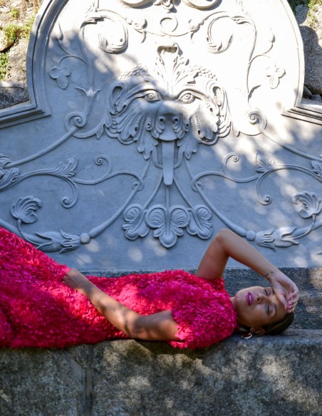 Robe de soirée midi fuchsia avec fleurs et manches courtes