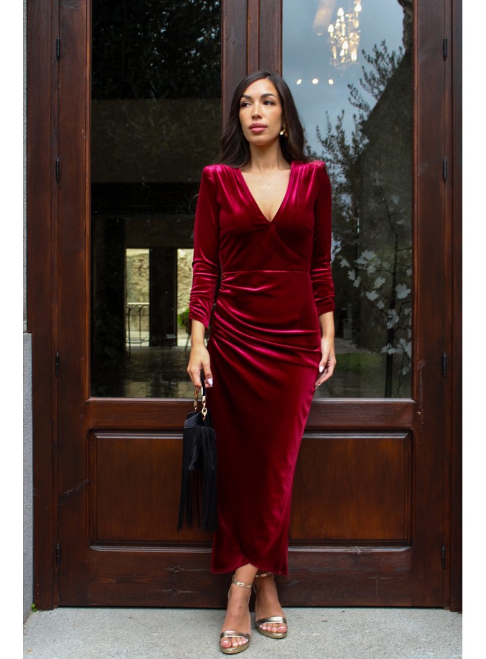 Robe de soirée midi en velours grenat avec décolleté