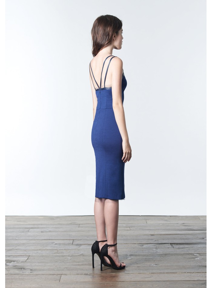 Vestido cóctel azul minimalista con tirantes dobles