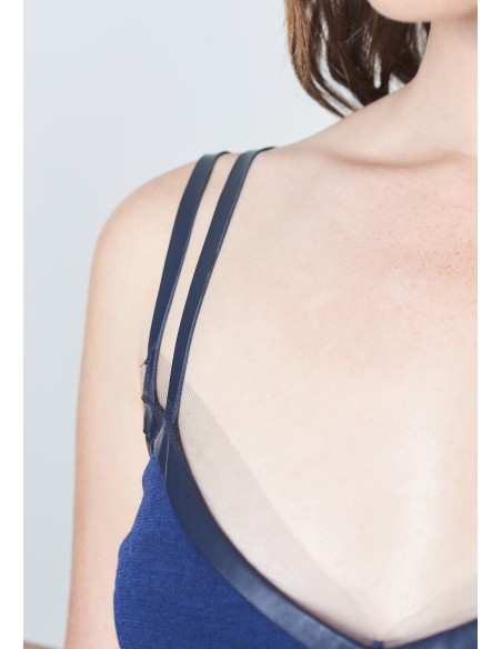 Vestido cóctel azul minimalista con tirantes dobles