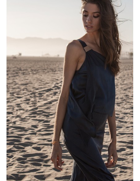 Vestido largo de satén con escote asimétrico Vestido largo de satén con escote asimétrico