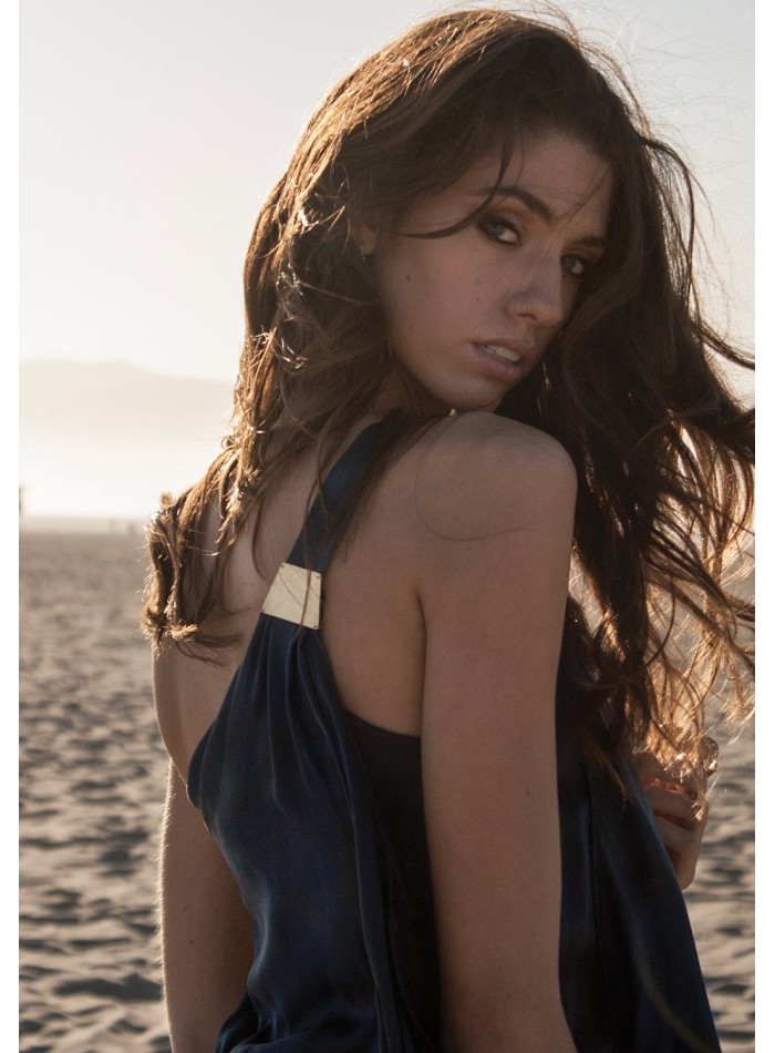 Vestido largo de satén con escote asimétrico