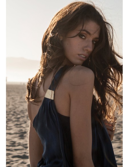 Vestido largo de satén con escote asimétrico