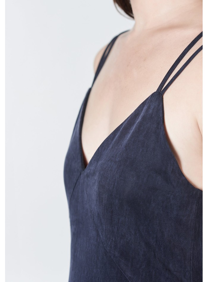 Vestido midi con tirante doble y abertura lateral