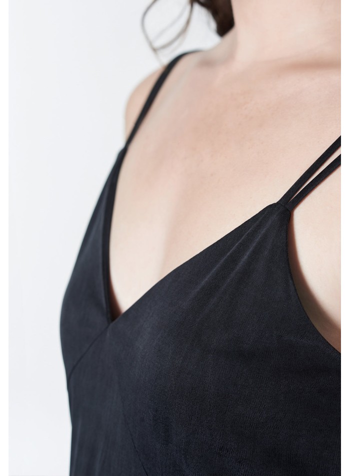 Vestido midi negro con tirante doble y abertura lateral