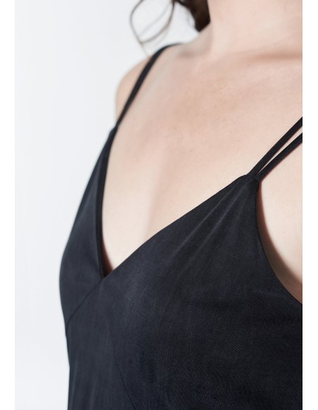 Vestido midi negro con tirante doble y abertura lateral