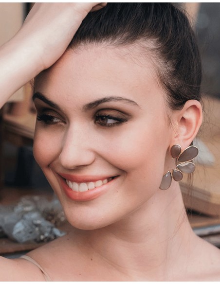 Pendientes en forma de flor con piedras naturales blancas - Stonehenge de Acus Pendientes en forma de flor con piedras naturales blancas - Stonehenge de Acus