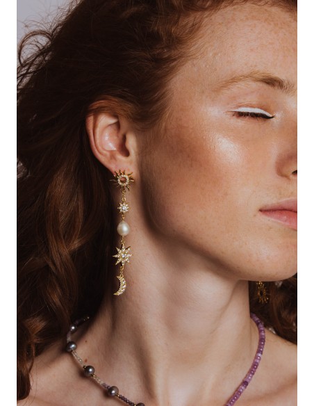 Longues boucles d'oreilles dorées avec lunes et étoiles