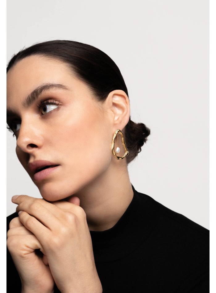 Gold earrings with chain and pearl detail