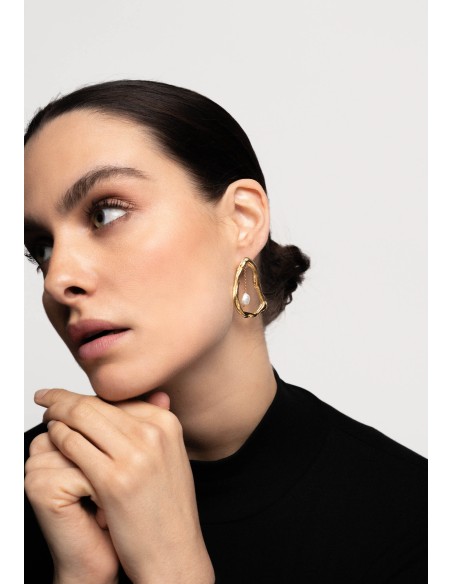 Gold earrings with chain and pearl detail