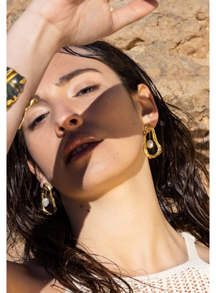 Pendientes dorados con detalle de cadena y perla