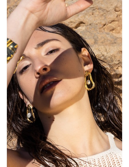 Gold earrings with chain and pearl detail