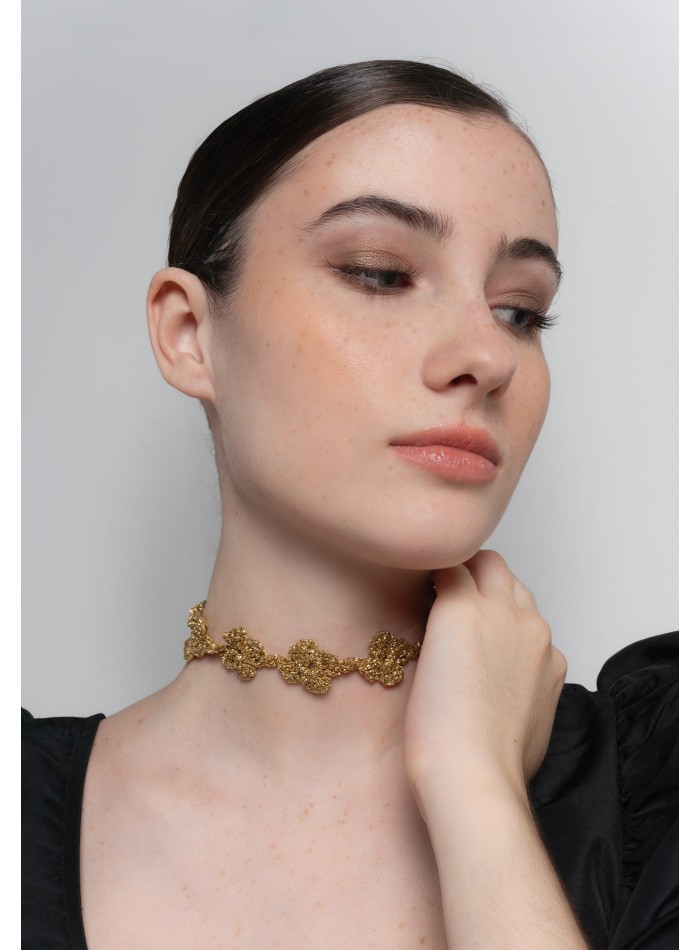 Golden flower-shaped choker with pearl finish