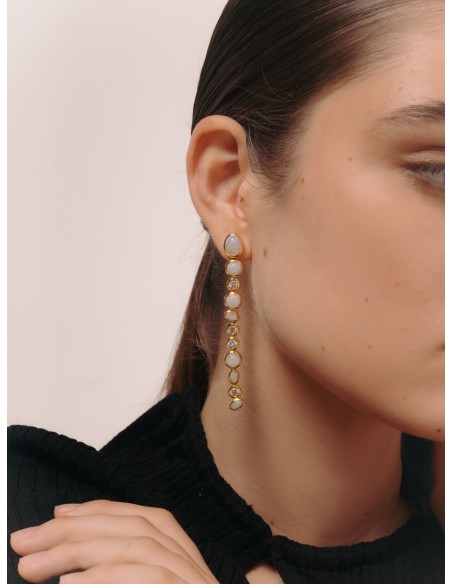 Pendientes largos con múltiples piezas de piedraluna para invitada