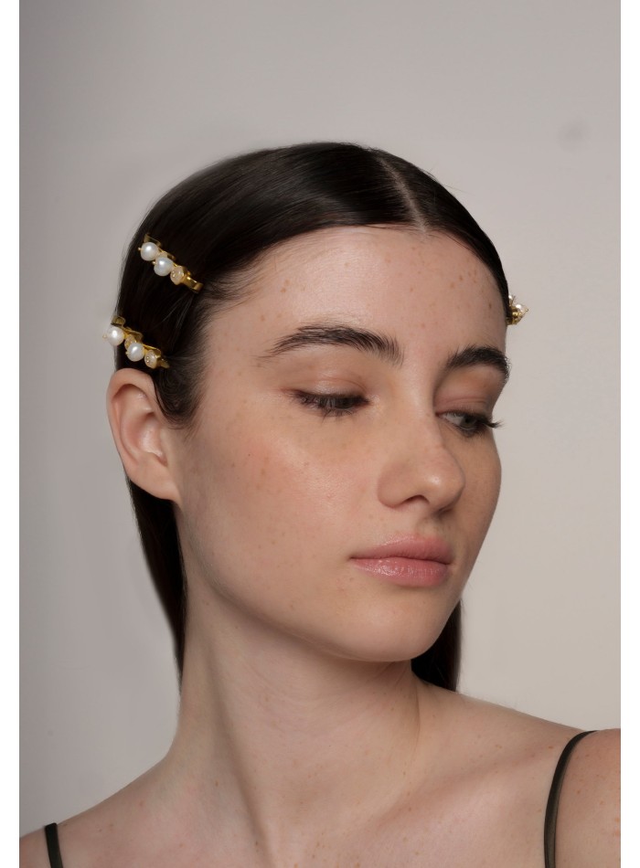 Horquilla dorada con piedras blancas