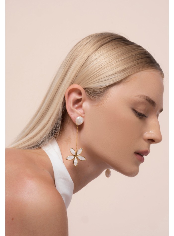 Boucles d'oreilles en or avec fleur de nacre
