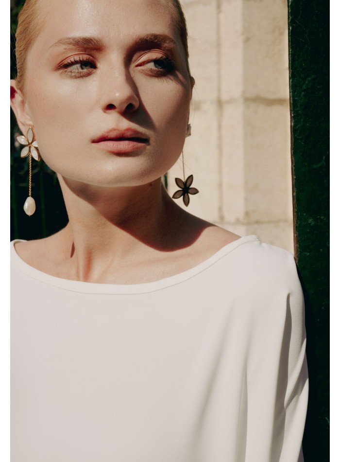 Boucles d'oreilles en or avec fleur de nacre
