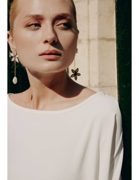 Golden earrings with mother-of-pearl flower