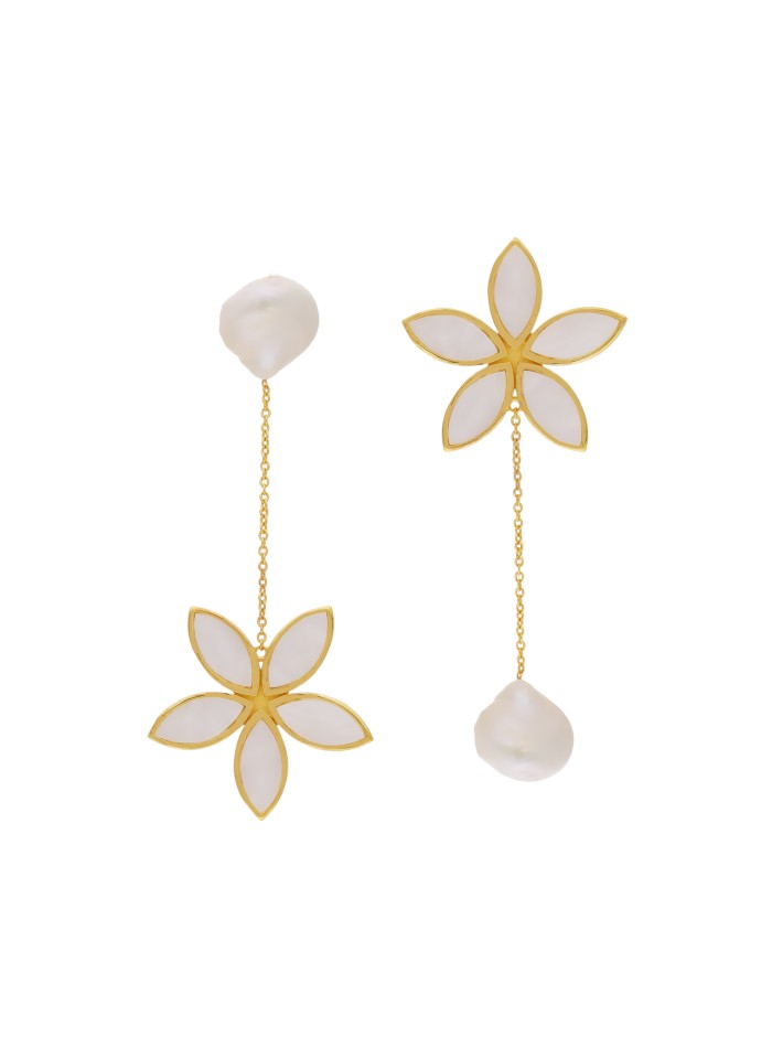 Golden earrings with mother-of-pearl flower