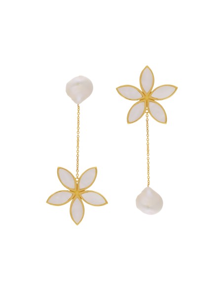 Golden earrings with mother-of-pearl flower