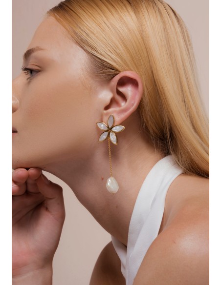 Golden earrings with mother-of-pearl flower