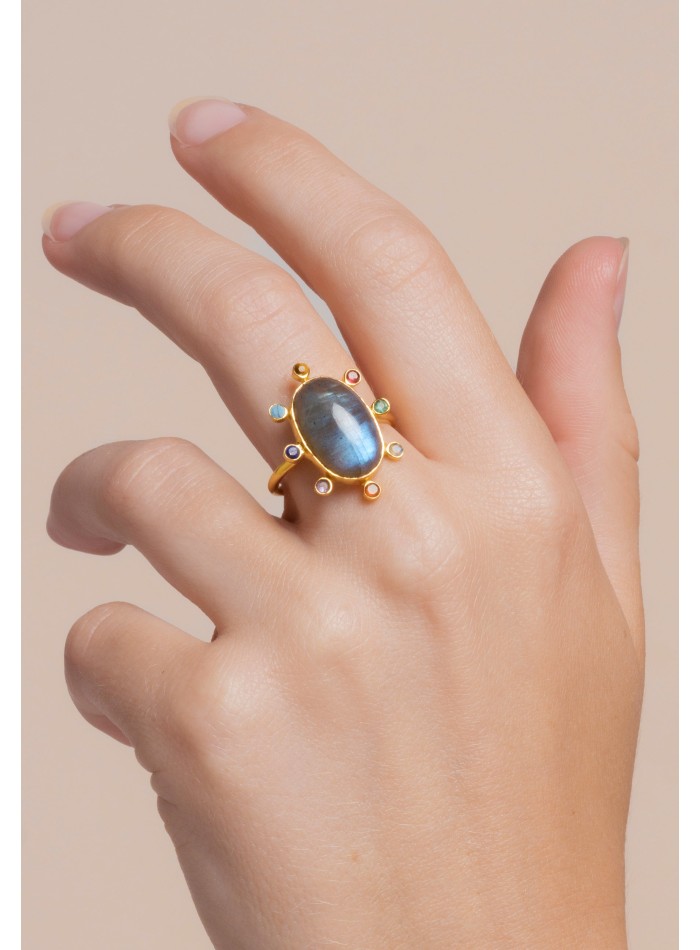 Anillo dorado ajustable con piedra grande central color gris