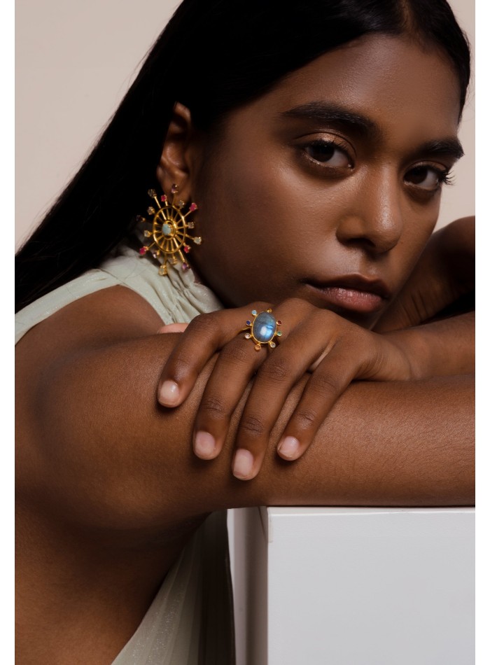 Anillo dorado ajustable con piedra grande central para invitada