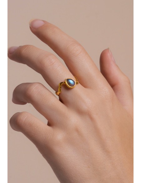 Anillo dorado con piedra preciosa