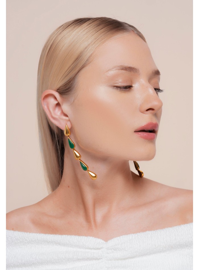 Longues boucles d'oreilles vertes et dorées