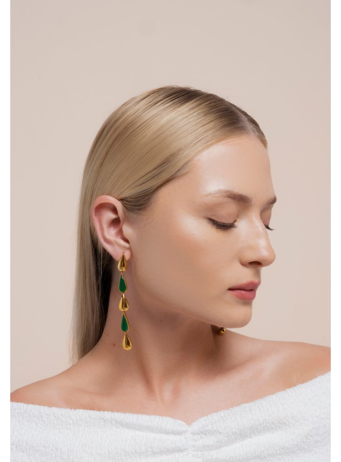 Longues boucles d'oreilles vertes et dorées