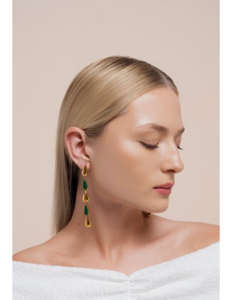 Longues boucles d'oreilles vertes et dorées