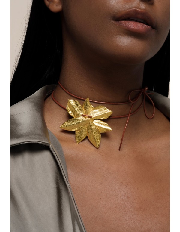 Collar dorado en forma de flor de loto