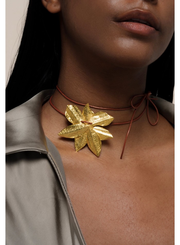 Collier en or en forme de fleur de lotus