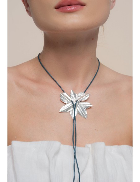 choker plateado flor