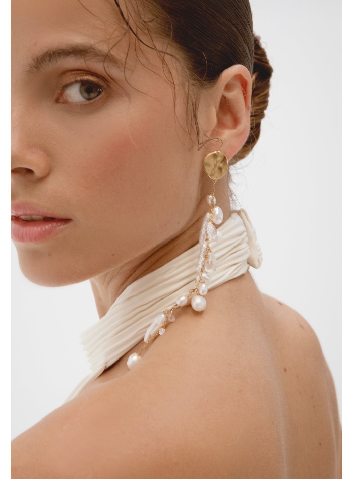 Pendientes largos dorados de perlas