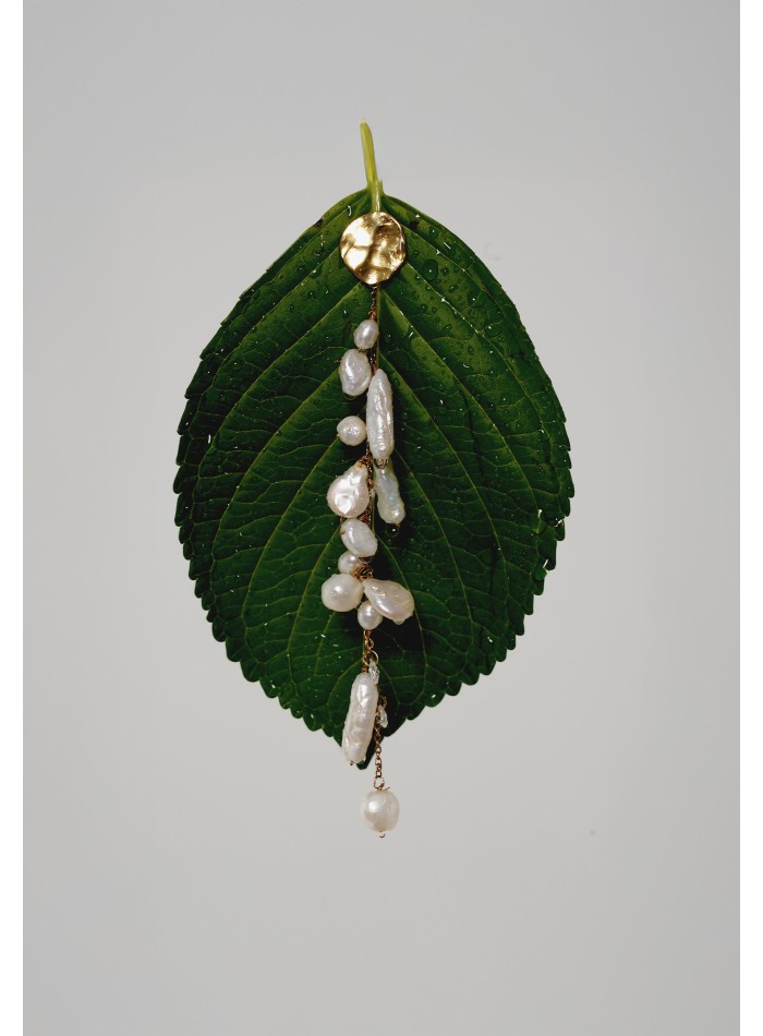 Pendientes largos dorados de perlas