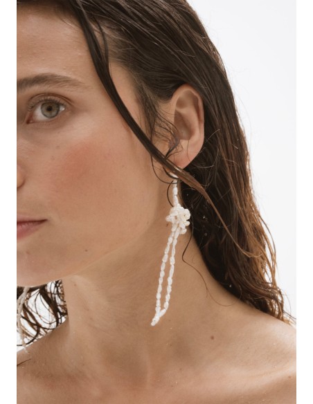 Longues boucles d'oreilles en perles avec nœud