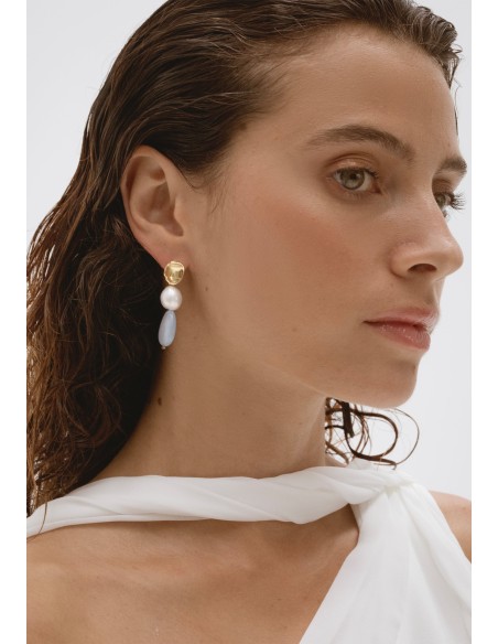 Earrings with pearls and light blue stones