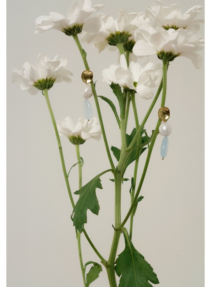 Earrings with pearls and light blue stones