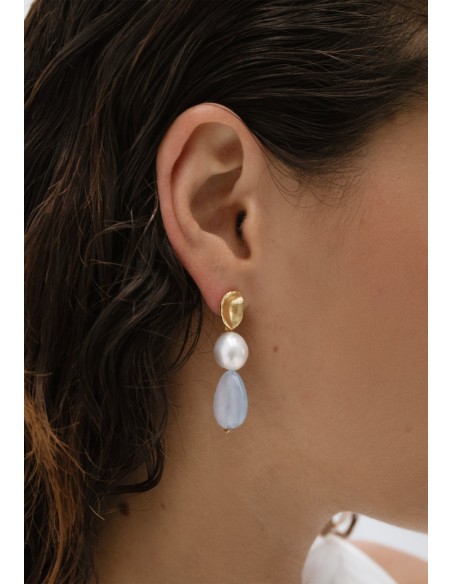 Earrings with pearls and light blue stones
