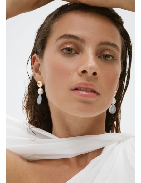Pendientes con perlas y piedras celestes Pendientes con perlas y piedras celestes