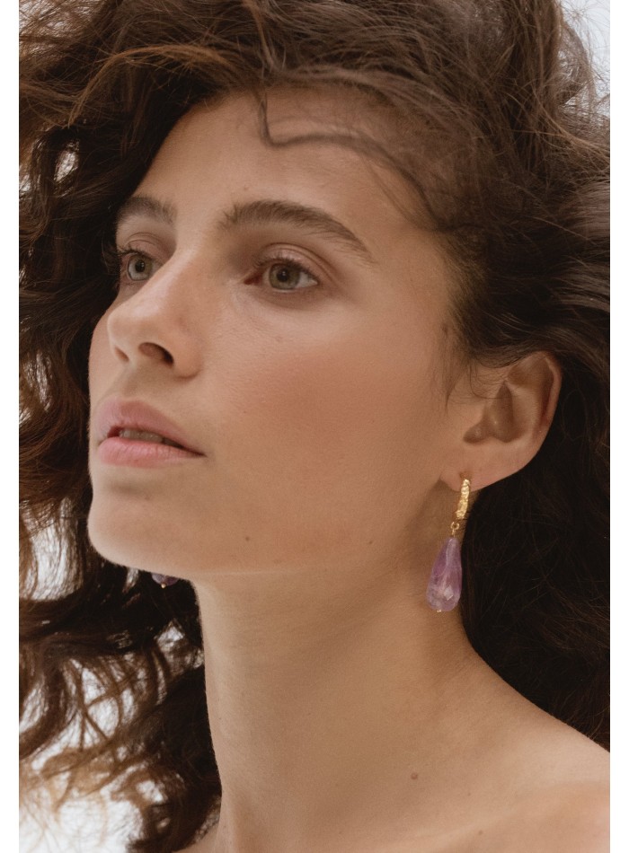 Aros dorados con piedra amatista