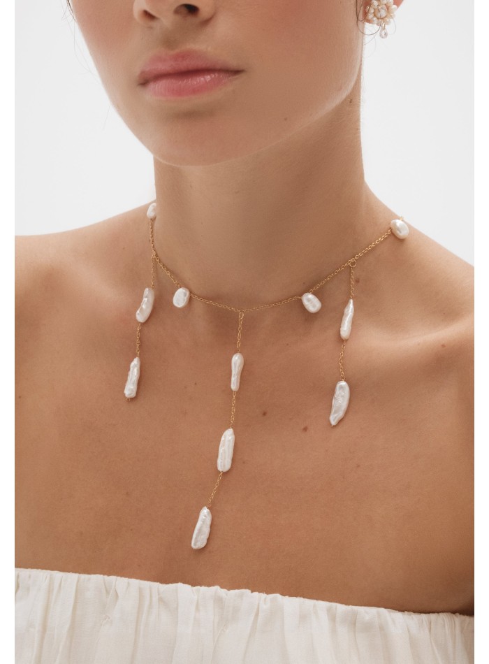 Collar dorado con colgantes de perlas