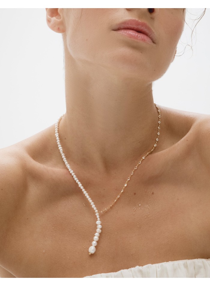 Long necklace with pearls and zircons