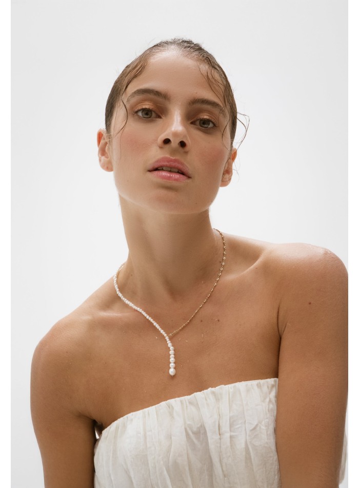 Collar largo con perlas y circonitas