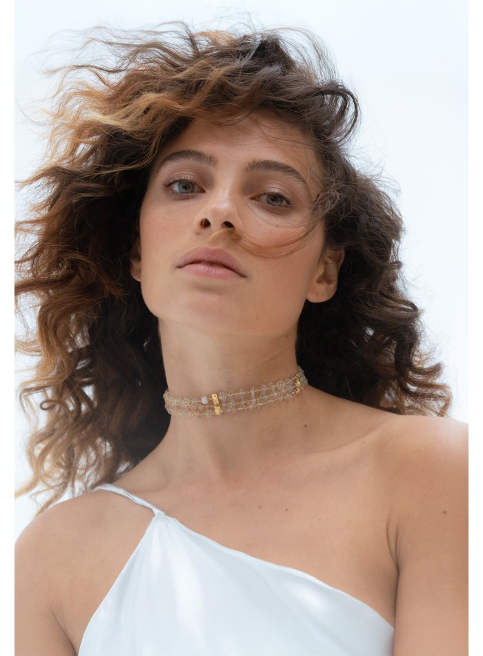 Choker de piedraluna con detalles dorados