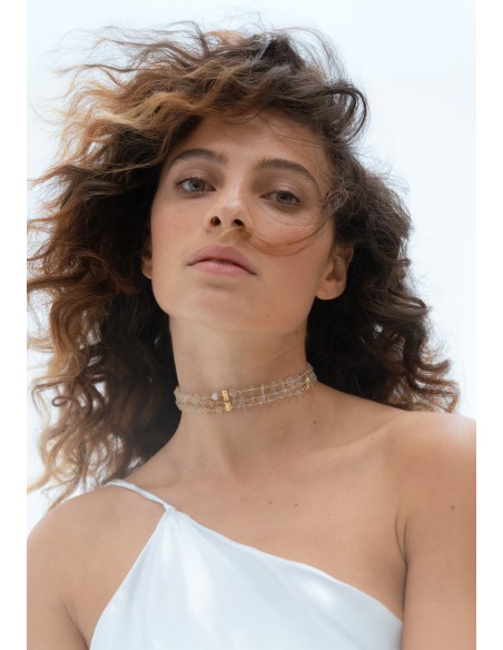 Choker de piedraluna con detalles dorados